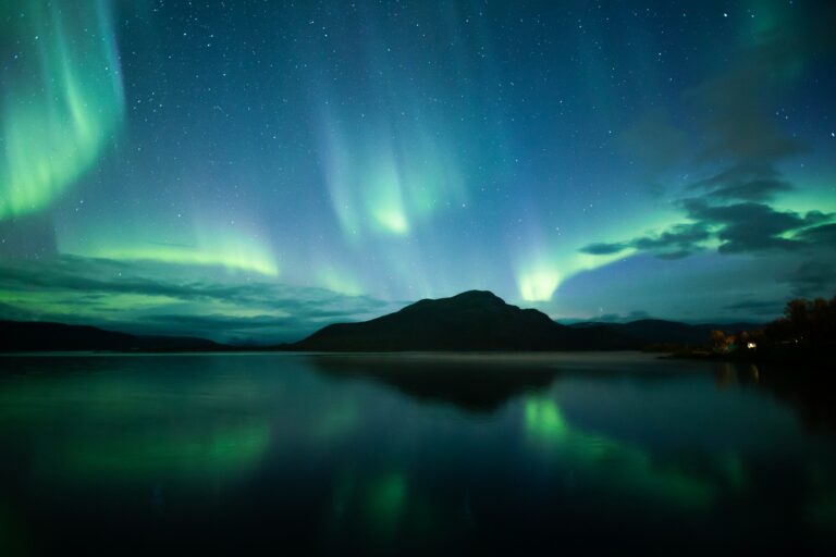 https://unsplash.com/fr/photos/aurore-boreale-UZOpP-YHe9Q